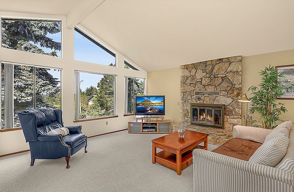 Modern Living Room with Built-in bookshelf 