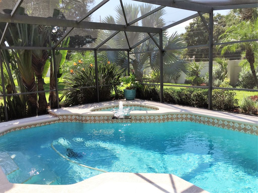 Tropical Swimming Pool with Pool with hot tub & Skylight | Zillow Digs ...