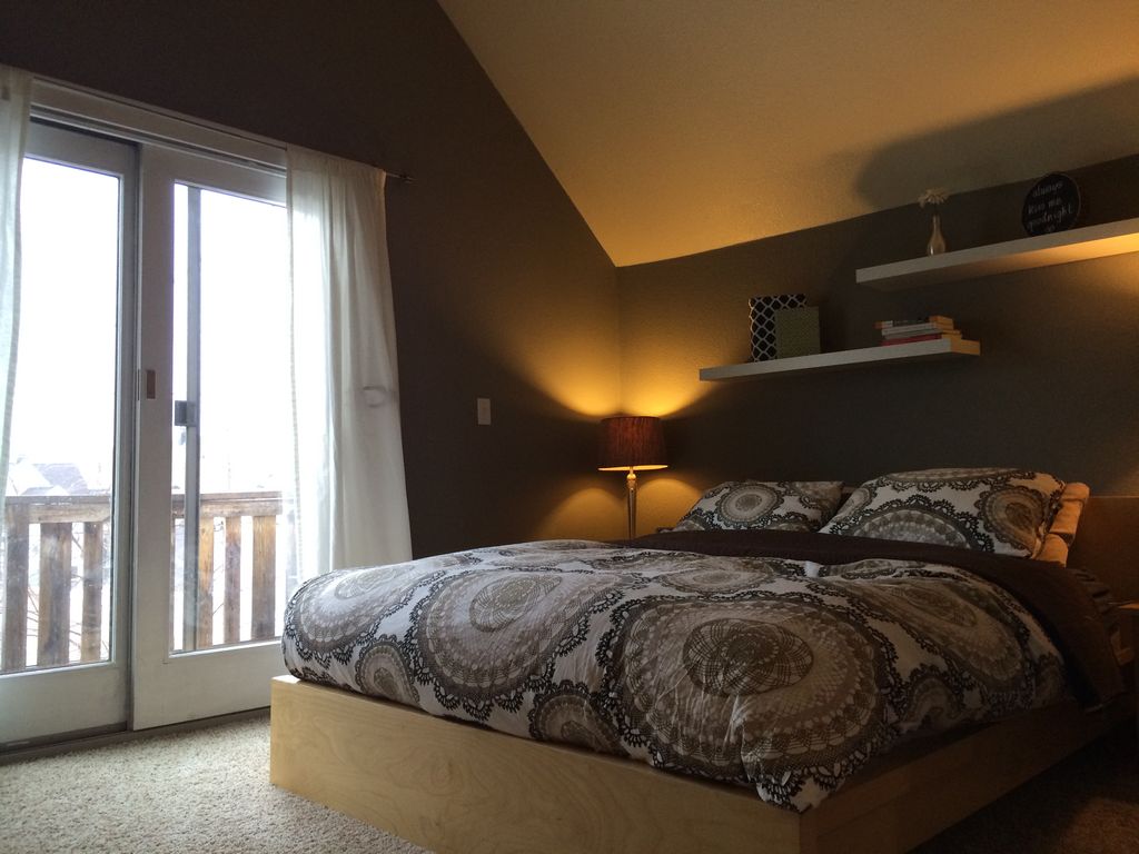 contemporary master bedroom with carpet in milwaukee, wi | zillow contemporary master bedroom with carpet in milwaukee, wi | zillow