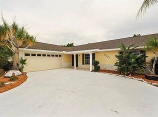 6521 Solitaire Palm Way
