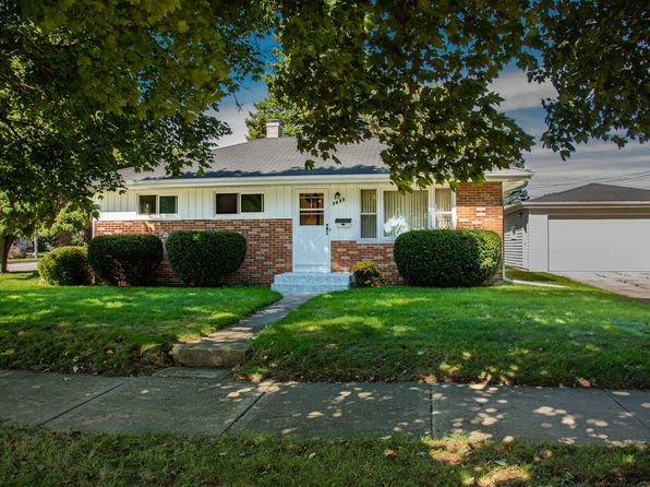 3 Car Garage Racine Real Estate Racine Wi Homes For Sale Zillow