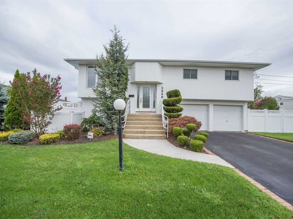 Just Listed 62 Monterey Dr Manhasset Hills Ny 11040 Check Out This Great 5 Bedroom Hi Ranch With Incredible Sunrise Home Buying Beautiful Sunrise Real Estate