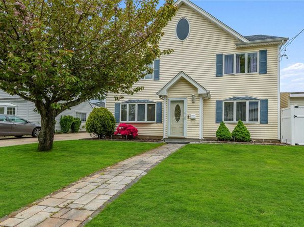 4 Mabel St Hicksville Ny 11801 Zillow