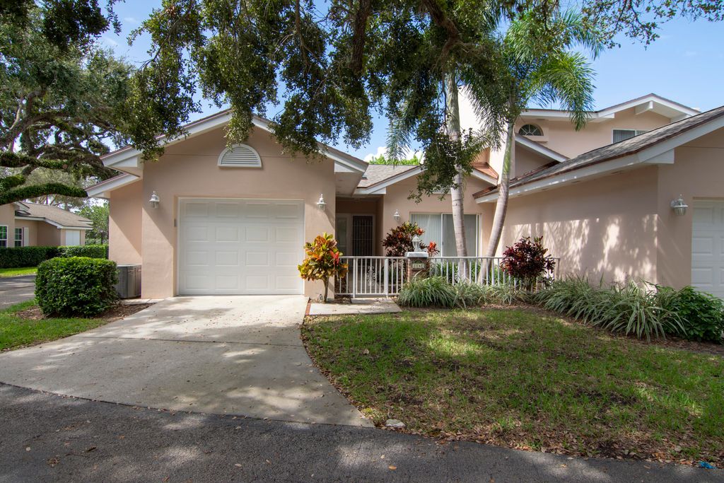 214 Park Shores Cir #214E