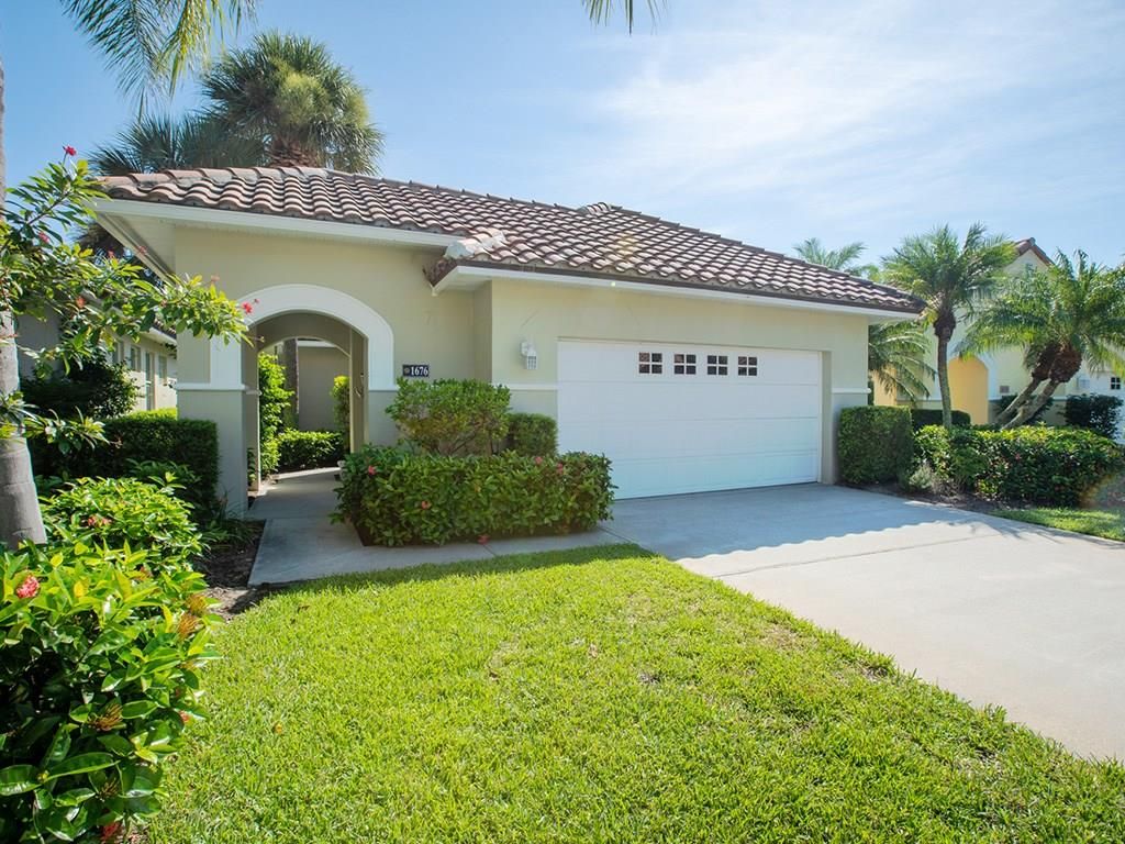 1676 Victoria Cir