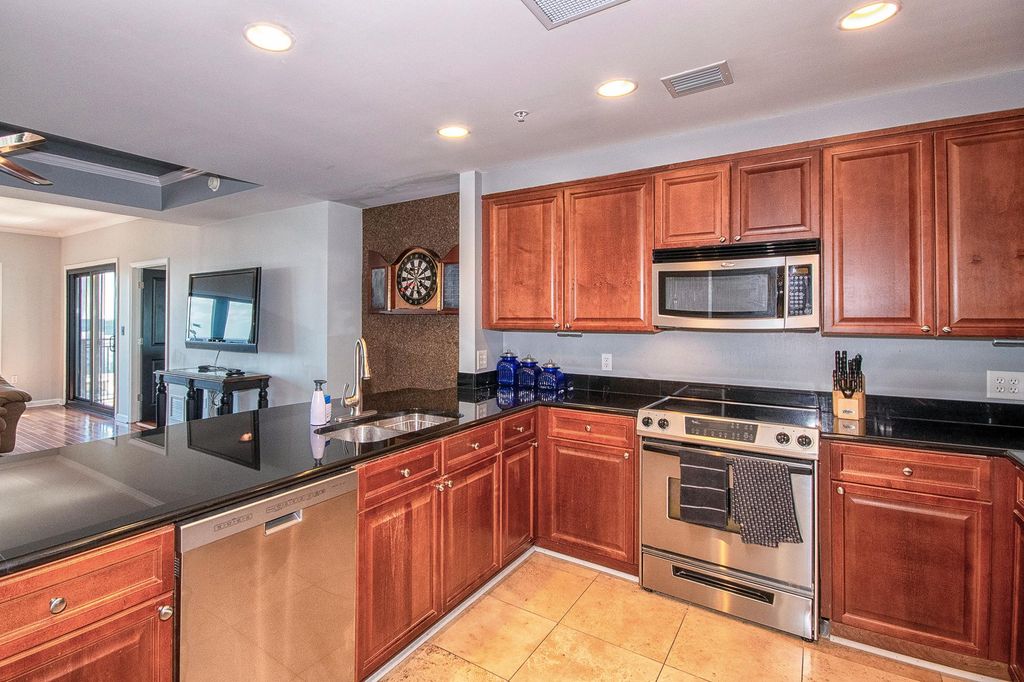 121 N Monroe St APT 1101