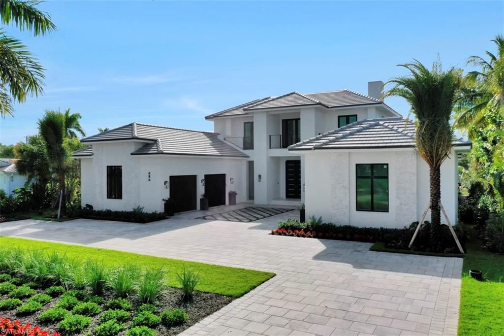 686 S Golf Dr