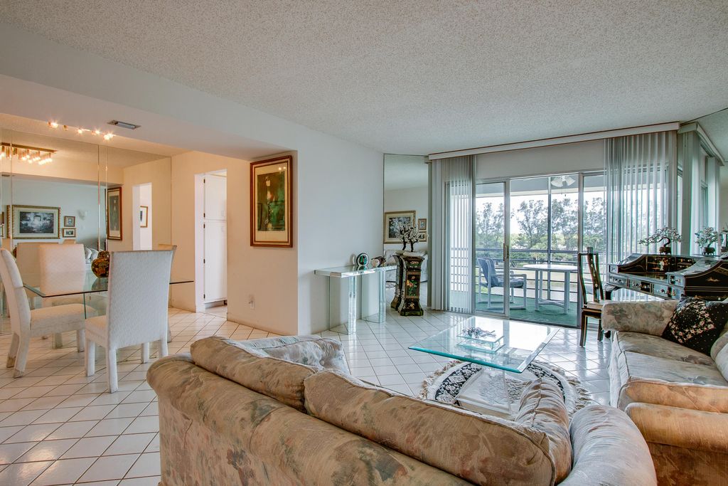 3959 Via Poinciana APT 605