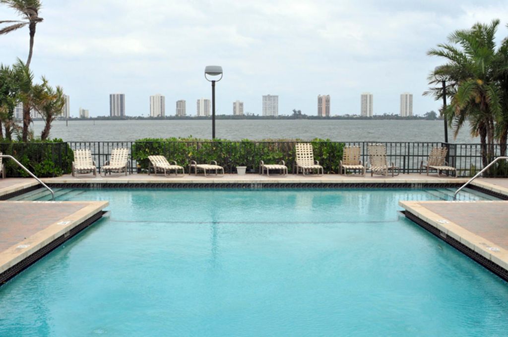 1140 Lake Shore Dr APT 204