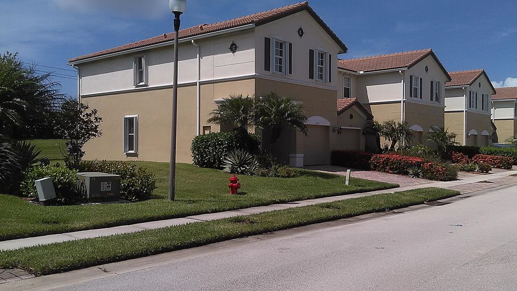 319 Versailles Ln #319