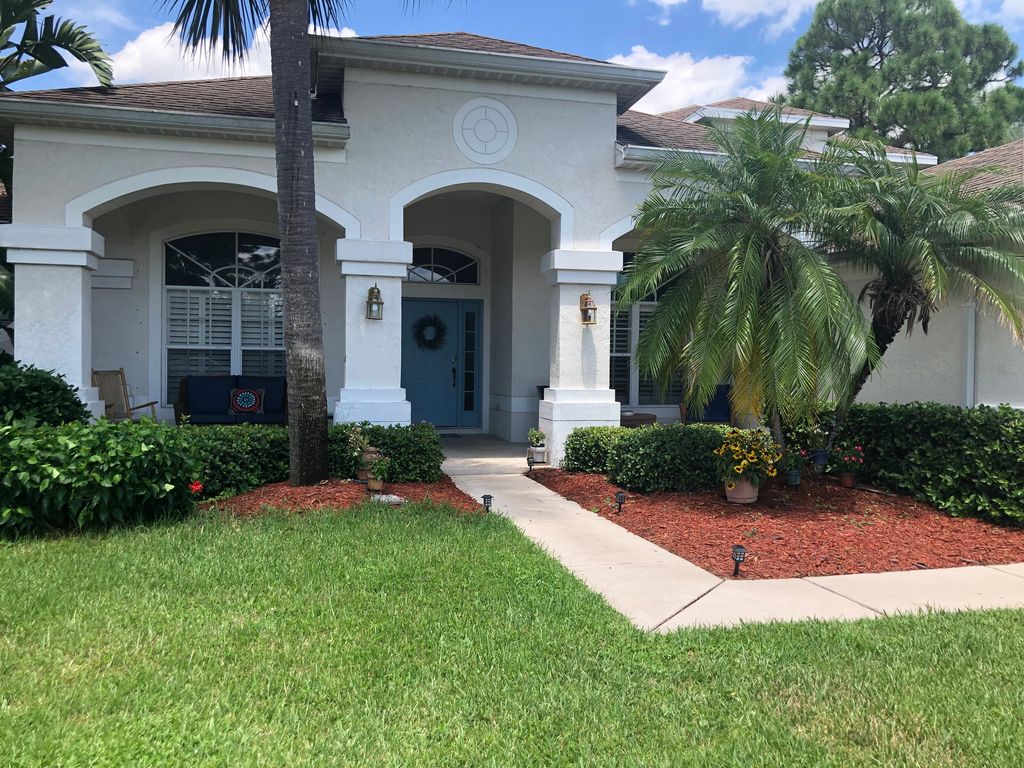 325 NW Dewburry Ter