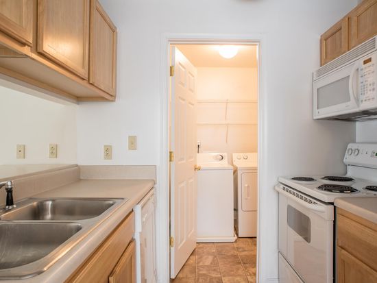 Cary Belvidere Apartment Rentals Richmond Va Zillow Vcu Cary Belvidere Apartments 1 Of 6 Kitchen And Laundry Room All Liances Incuded
