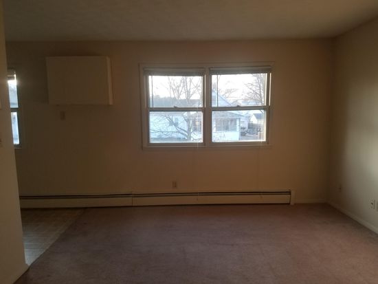 915 N Madison St Bloomington Il 61701 Zillow 915 N Madison St Bloomington Il 61701 2 Beds 1 Bath 3 200 Sqft For Rent