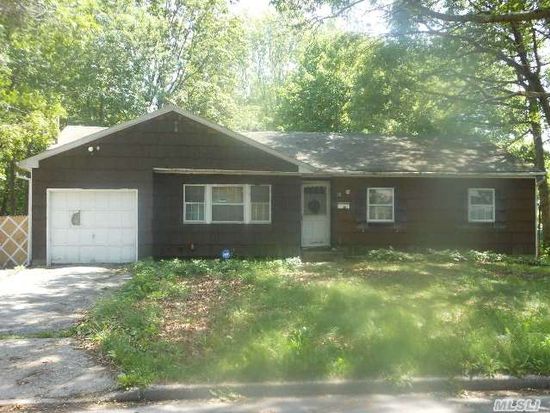 28 W Oakdale St Bay Shore Ny 11706 Zillow