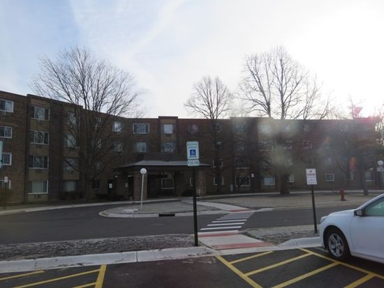 Moon Lake Village Four Story Condominiums Hoffman Estates Il Zillow