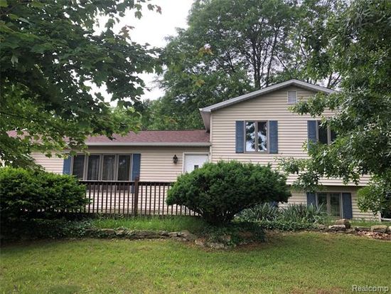 2471 Springfield Dr, Lapeer, MI 48446