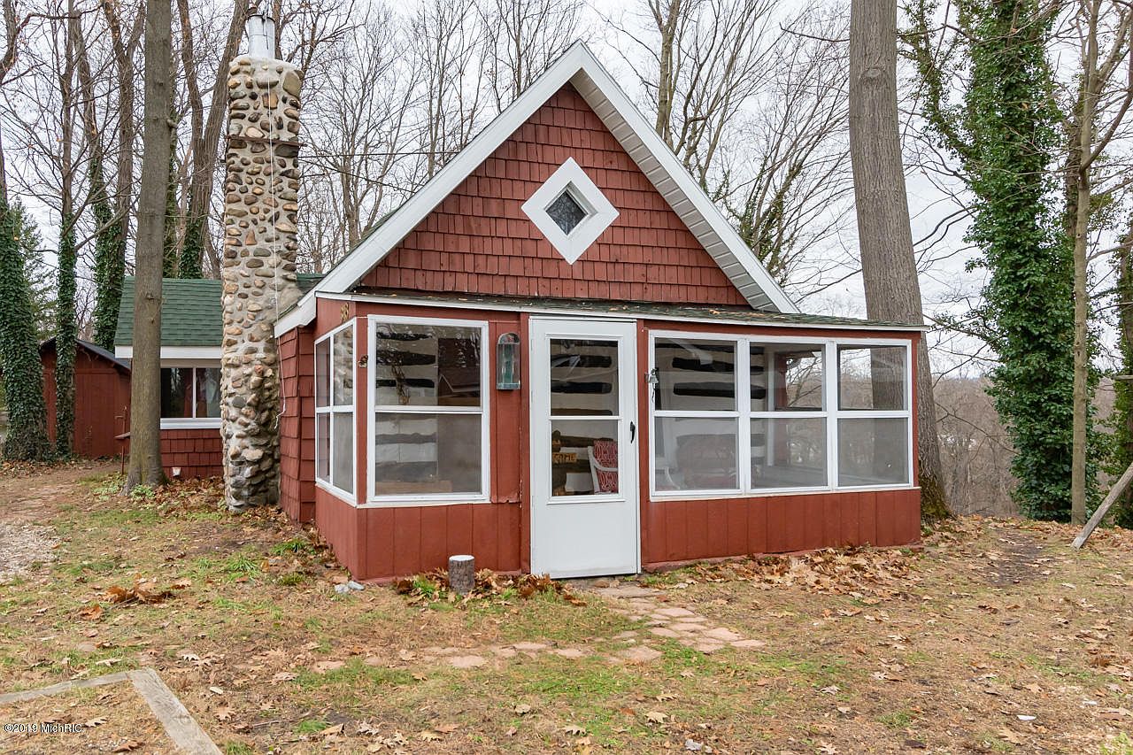 318 N Bluff St Berrien Springs Mi 49103 Trulia Berrien Springs All Season Porch Trulia