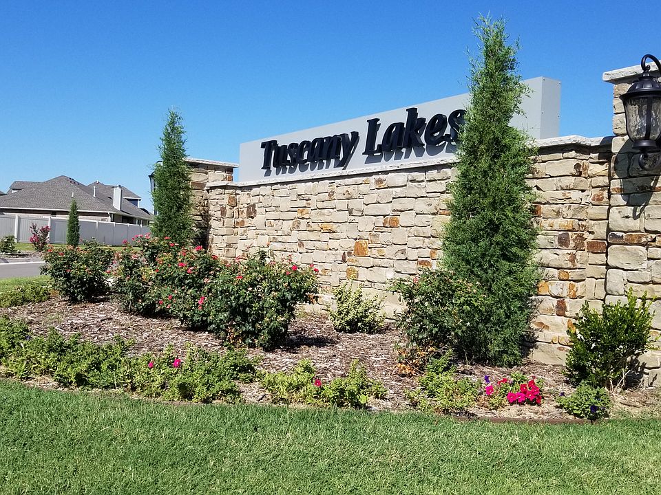 Tuscany Lakes monument at the entrance of the neighborhood.