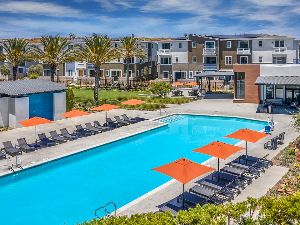 Spend your weekends relaxing at the Ponte Vista resort-style, community pool.