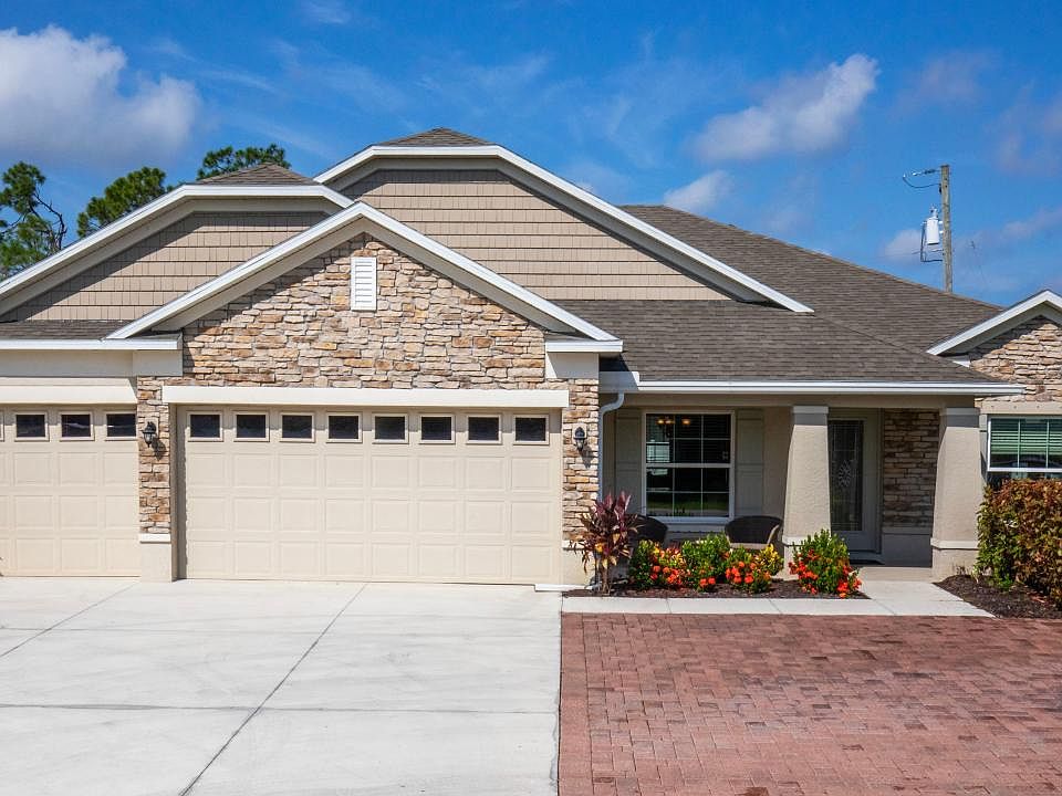 Single-family homes with 3-car garages on oversized homesites located in Thonotosassa.
