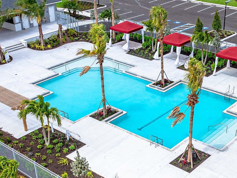 Aerial view of the Lakespur at Wellen Park Pool