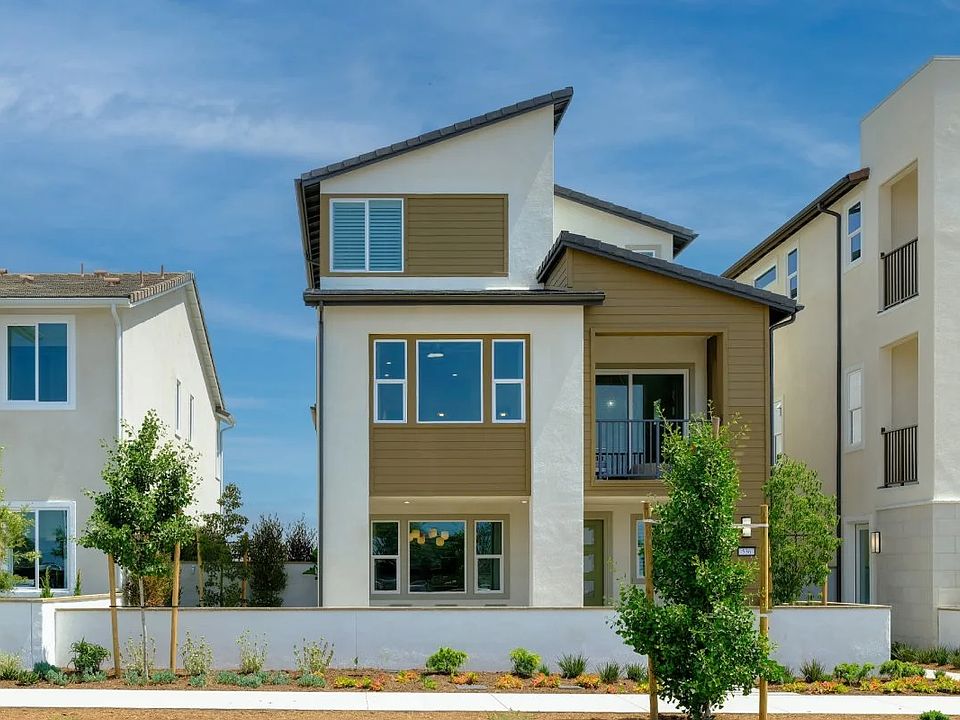 Homes in the Estela community
