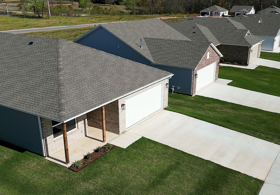 Cottage Walk Photo Streetscape 10 10 25