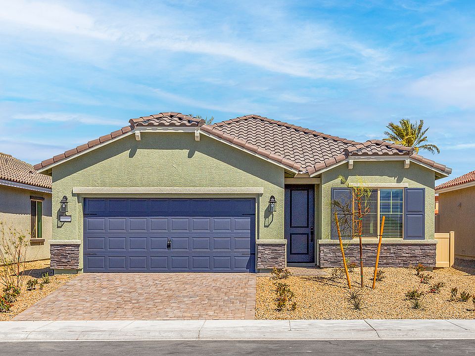 Enjoy single-story charm living in the Mead floor plan at LGI Homes.