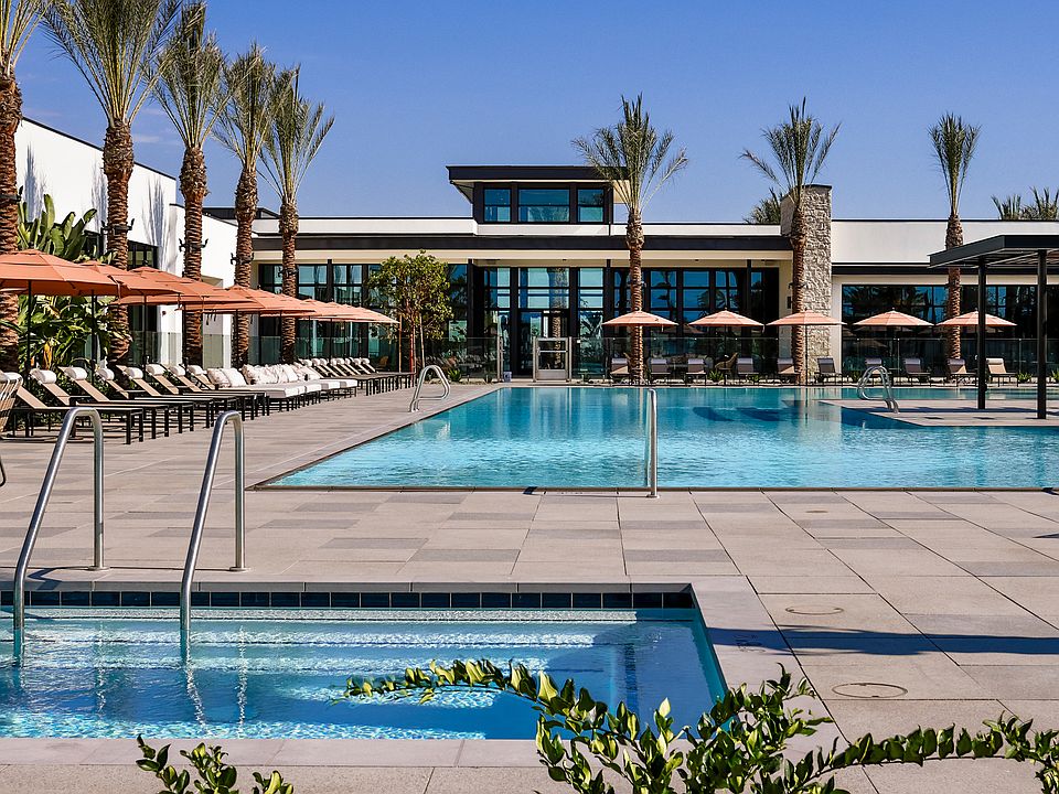 Metro Heights Amenity The Club Pool 7of19