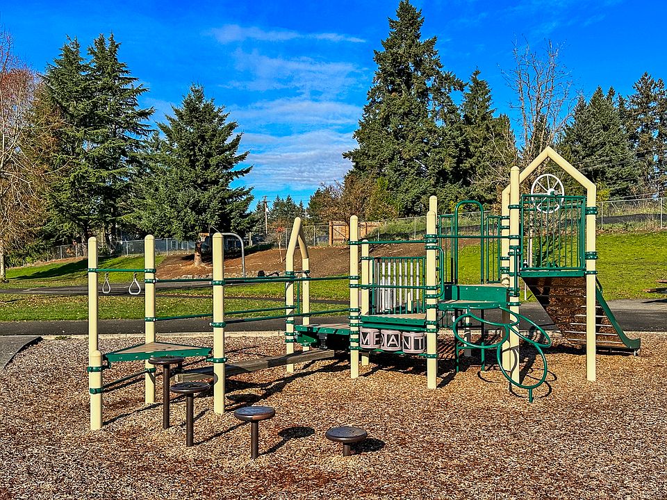 There is an incredible onsite community park. You can walk to it!